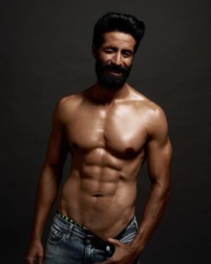 Bhuvan Arora Instagram - Wanna put a highly motivational quote.. 
but all I can come up with is ‘oh balle balle balle balleeeeyy’
.
Went through this 4 month transformation for one of my forthcoming projects.. mentored by @igerryjohn 
Which one?.. well samajhdaar ko ishara kaafi ;)
.
📷- @priyamdhar 
Team- @nishadtipnis @styles__arun @rahul_rocky786 
.
#traininsane #transformation #4monthstransformation #guesswhosback