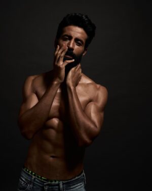 Bhuvan Arora Instagram - Wanna put a highly motivational quote.. 
but all I can come up with is ‘oh balle balle balle balleeeeyy’
.
Went through this 4 month transformation for one of my forthcoming projects.. mentored by @igerryjohn 
Which one?.. well samajhdaar ko ishara kaafi ;)
.
📷- @priyamdhar 
Team- @nishadtipnis @styles__arun @rahul_rocky786 
.
#traininsane #transformation #4monthstransformation #guesswhosback