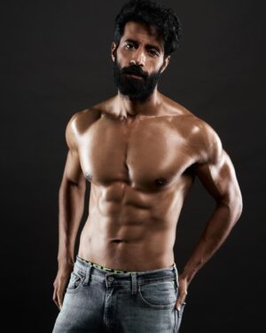 Bhuvan Arora Instagram - Wanna put a highly motivational quote.. 
but all I can come up with is ‘oh balle balle balle balleeeeyy’
.
Went through this 4 month transformation for one of my forthcoming projects.. mentored by @igerryjohn 
Which one?.. well samajhdaar ko ishara kaafi ;)
.
📷- @priyamdhar 
Team- @nishadtipnis @styles__arun @rahul_rocky786 
.
#traininsane #transformation #4monthstransformation #guesswhosback