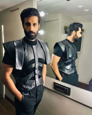 Bhuvan Arora Instagram - ♟️♠️
Outfit - @_chandrakant_sonawane_ 
.
.
#aboutlastnight #filmfareottawards