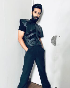 Bhuvan Arora Instagram - ♟️♠️
Outfit - @_chandrakant_sonawane_ 
.
.
#aboutlastnight #filmfareottawards