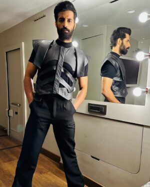 Bhuvan Arora Instagram - ♟️♠️
Outfit - @_chandrakant_sonawane_ 
.
.
#aboutlastnight #filmfareottawards