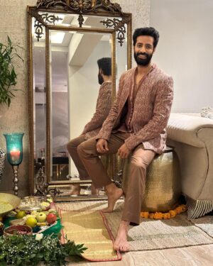 Bhuvan Arora Instagram - Lights.. joy.. love..
A happy Diwali indeed
#famawayfromfam
.
Wearing - @mahakbukharicouture