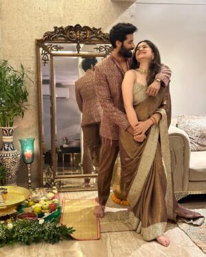 Bhuvan Arora Instagram - Lights.. joy.. love..
A happy Diwali indeed
#famawayfromfam
.
Wearing - @mahakbukharicouture