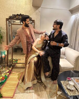 Bhuvan Arora Instagram - Lights.. joy.. love..
A happy Diwali indeed
#famawayfromfam
.
Wearing - @mahakbukharicouture