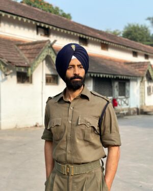 Bhuvan Arora Instagram - And its a WRAP on #chanduchampion 
Another magnificent journey comes to a halt. 
So much sweat, grit and blood gone with a smile on the face because of this wonderful team.
Thank you @kabirkhankk sir for being so kind and graceful and trusting me with this part that challenged me real hard.. something every actor seeks in his job. Thank you @castingchhabra for always vouching for me
Big thank you to my fellow champions @kartikaaryan #vijayraaz @iyashpalsharma @sudeepchatterjee.isc @manikems for making everyday on set joyous and happy..
KARNAIL SINGH Will see you in theatres on 14th JUNE’2024!
#rabrakha 🧿