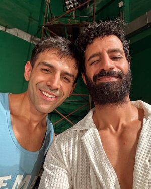 Bhuvan Arora Instagram - And its a WRAP on #chanduchampion 
Another magnificent journey comes to a halt. 
So much sweat, grit and blood gone with a smile on the face because of this wonderful team.
Thank you @kabirkhankk sir for being so kind and graceful and trusting me with this part that challenged me real hard.. something every actor seeks in his job. Thank you @castingchhabra for always vouching for me
Big thank you to my fellow champions @kartikaaryan #vijayraaz @iyashpalsharma @sudeepchatterjee.isc @manikems for making everyday on set joyous and happy..
KARNAIL SINGH Will see you in theatres on 14th JUNE’2024!
#rabrakha 🧿