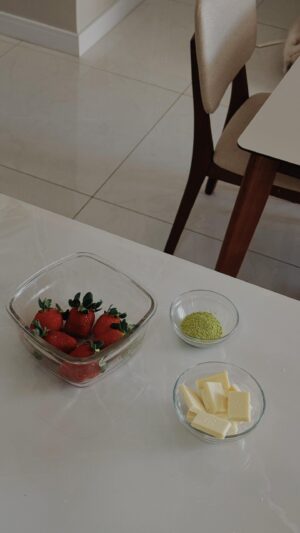 Bia Jordão Instagram - 🍓 matcha strawberries 🍓 

ingredientes: 
- duas 🥄 (sopa) de matcha
- uma barra de chocolate branco
- morangos

ps: se você é matchalover que nem eu, vai amar 🍵

#cooking
