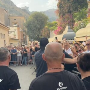 Biagio Antonacci Instagram - Chi sa vedere le cose belle è perché ha la bellezza dentro di sé. (Gustave Klimt)

Grazie, Sicilia ❤️ Per aver vissuto queste 3 notti, da dove siete venuti!?

#biagioantonacci #live2024 #taormina