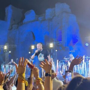 Biagio Antonacci Instagram - Chi sa vedere le cose belle è perché ha la bellezza dentro di sé. (Gustave Klimt)

Grazie, Sicilia ❤️ Per aver vissuto queste 3 notti, da dove siete venuti!?

#biagioantonacci #live2024 #taormina