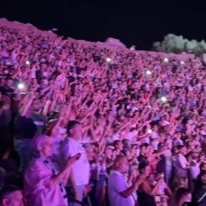 Biagio Antonacci Instagram - Chi sa vedere le cose belle è perché ha la bellezza dentro di sé. (Gustave Klimt)

Grazie, Sicilia ❤️ Per aver vissuto queste 3 notti, da dove siete venuti!?

#biagioantonacci #live2024 #taormina