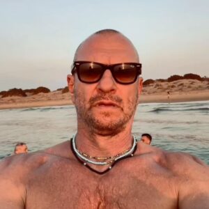 Biagio Antonacci Instagram - Sicilia, mi occupi sempre uno spazio importante e io, felice, ci vivo dentro. Ci vediamo domani per la prima a Taormina.