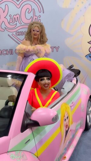 Bianca Del Rio Instagram - “This could happen to you!” 😭😂 @thebiancadelrio stole @kimchi_chic’s @kimchichicbeauty car for a quick photo op on the #DragCon Day 2 floor ✨

🎟️ #DragCon UK tickets on sale at rupaulsdragcon.com
🇬🇧 10 & 11 Jan 2025