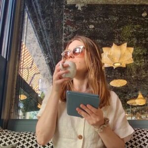Bianca Salgueiro Instagram - Coffee ☕ and book 📚 addiction 🤍