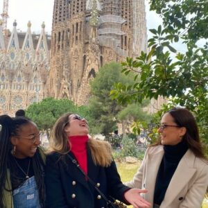 Bianca Salgueiro Instagram - O desafio era dançar (aka pagar mico) em todos os espelhos que passávamos.. From snowy Norwegian winter to the hot Greek summer, with my girls always 🧡🩵 e Nicole com a cereja do bolo no final 😂