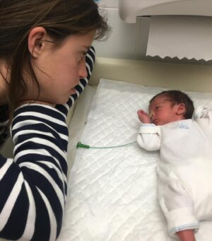 Bibá Pitta Instagram - Há olhares que não precisam de palavras ..😍
Este momento foi quando a Madalena viu o sobrinho Duarte umas horas depois de ele ter nascido  nascido … ficou horas o olhar para ele sem se mexer … sem fazer um som … só a admirá-lo … só a amá-lo 😍 
Foi talvez um dos momentos mais bonito e ternurento…mais uma partilha de amor ❤️
Digam me lá se este amor todo não passa para o vosso coração … ❤️

#specialgirl #amoraprimeravista #❤️