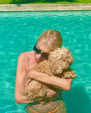 Bibiana Fernández Instagram - Bueno primer baño, mí viejita ya no quiere agua pero yo la mojo en mis brazos, tengo 15 día para coger color, si no voy a ser la única blanca en la boda de @antoniorossi_oficial 🙈