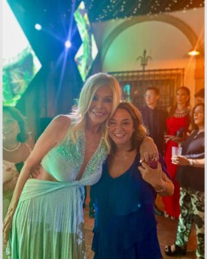 Bibiana Fernández Instagram - La vida es una paradoja, ayer un tanatorio, hoy una boda llena de amor de amigos de risas de arte, me vine como cenicienta y estoy segura que eso mejoró amigos compañeros y familiares, gente maravillosa para corear, viva los novios, gracias @antoniorossi_oficial @hugo_fuertes Gracias por permitirme disfrutar de toda esa alegría y gente maravillosa, como me desvele y ahora me voy a dormir, pues os dejo por aquí, Viva los Novios, habrá más fotos pero a saber quién las hizo, aquí los protagonistas @patriciapardo_tv  es un gusto verla y hacemos fotos juntas no tengo que agacharme y mi @tmoreno73 oro, feliz finde, a ver si pillo el sueño otra vez🎂💘