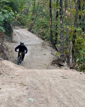 Bienve Aguado Alba Instagram - Loose one today 🤤🤌🏼 First day of riding after Rampage and my ankles still sore but I couldn't avoid todays ride.

I think my iphone needs a service 😅 but I had a blast anyways at the opening of @pureridingbikepark