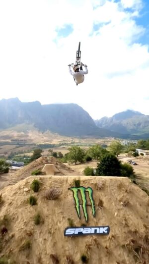 Bienve Aguado Alba Instagram - Got 'BEST RUN' at @darkfest_mtb 🙌🏼

Thanks @samreynolds26 for everything and everyone involved, best times ever!!

🛸 @andrewjlawrence