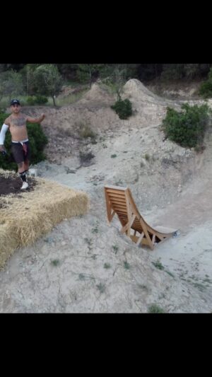 Bienve Aguado Alba Instagram - We built my dream step up 🥹😎

Let's play 😈

Super grateful with who made it possible:

Sponsors: @gopro @pit_viper @ergonbike @allmountainstyle 
@marceldurbau Wood design and construction 
@erdbaumatzke 🚜 
@_.goorkapeerez._ @__guilleem15 Kids really helping a lot.
@hugomontal 🙏🏼
Some other friends with a quick hand 🙏🏼