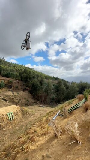 Bienve Aguado Alba Instagram - Quick visit to moon front flipping the first rocket launcher. @darkfest

[O] @samreynolds26