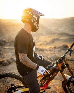 Bienve Aguado Alba Instagram - No better way to break in a new @mucoff helmet than with some spins 😎 #mucoff 

[O] @clemenskaudela @markusfruehmann

@saudifreeride @mastersofdirt @ckconstruction26
