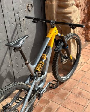 Bienve Aguado Alba Instagram - Fastest bike I ever had 😍 @yt_industries 

I tried this #CapraUncaged11 in a photo shoot with Ale and I felt in love with it, it's my first size L but this thing it's so playful, I had to keep it 🫶🏼

So here it is with my @spankbikes @ergonbike @allmountainstyle parts.