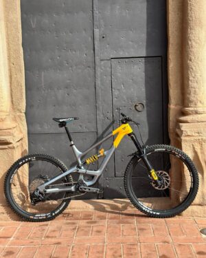 Bienve Aguado Alba Instagram - Fastest bike I ever had 😍 @yt_industries 

I tried this #CapraUncaged11 in a photo shoot with Ale and I felt in love with it, it's my first size L but this thing it's so playful, I had to keep it 🫶🏼

So here it is with my @spankbikes @ergonbike @allmountainstyle parts.