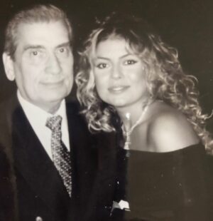 Binnaz Avcı Instagram - Baban ölünce çocukluğun ölür…
Babası ölmeden büyümez kimse…bugün 17 yıl oldu baba sen gerçek dünyaya göçeli… 
Ben ölene kadar,öldün saymam baba…
Senin kızın olarak bu dünyaya gelmek,tüm yaşam içinde en büyük sevincimdir..
Mekanın cennet olsun,kabrin nurla dolsun #erdoğantünaş babam🙏❤️