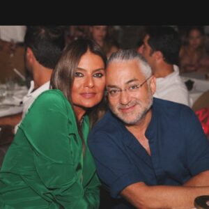 Binnaz Avcı Instagram - Dün tuhaf bir gündü ev içi kazalar bunlara üzülmeler,aslan sevgilim her zaman olduğu gibi kotarma iyileştirme çabasındayken her şeyi,ev halkı olarak keyifsizken aklıma dışarıya masa kurmak geldi madem havada böyle güzelken dedim,çıktım yürüye yürüye alışverişe gittim,kocamın en sevdiği şey mangal,köfte vardı bir tek buzluktan çıkardığım aman olsun dedim maksat neşe olsun,huzur olsun girdim mutfağa çok sevdiği mezelerden atom ama sığacık usulü önce onu hazırladım sonra peynir tabağı mihaliçi saganaki gibi yapıyorum bir süredir evde zeytinyağlı fasulye,enginar var yanına bir güzel salata o arada kıyamadım en sevdiği şey pilav sevgilimin onu da hazırladım,kurdum sofrayı açık havaya Hasan Ali de uğraşıyor epeydir evin tamiratınla Murat'la onu da davet ettim soframıza bi takım aksilikler sıkıntılar kazalar olsada hamdolsun şükür deyip oturduk sofraya ama içimde bir yer var böyle burgu gibi içimi sıkmakta anlamlandıramıyorum ama rahatsız ediyor dürtüyor beni bi yerden içerden,onlar sohbet ederken sessizce içime baktım ne isterdim o anda diye,aklıma ilk gelen,bir iki saniye sonra geldi böğrüme oturdu ya...Tunç'u istedim yamacımda olmasa bile bir telefon ucunda kalktım masadan geçtim içeri açtım şarkımızı Tunç'la sonra dedim noldu ki beni böylesine ne tetikledi gözüm telefon üstünde ki tarihe gitti,kaybedişimizin 2. Yılı bitmiş o bir çoğumuzun hayatında çok şeyi değiştiren o tarih gelmiş ya,bıraktım kendimi hiç sıkmadım,hiç durdurmadım gönlüm dolu,dolu ağladım arkadaşımın yokluğuna...yokluğunla birlikte yok olan bir çok duyguya...TUNÇ 2 sene arkada kaldı,özlemin seni gerçekten sevenlerde hiç azalmadan hep anarak yad ederek devam ediyor..Umarım olduğun yerde mutlu ve huzurlusundur bu dünyadan geçerken sevdiklerini mutlu etmek için verdiğin çabanın karşılığını bulmuşsundur gerçek dünyada,seni çok seviyorum mekanın cennet olsun #tunç