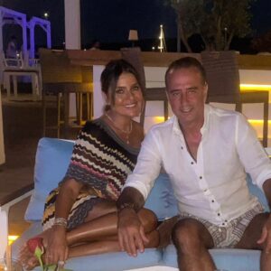 Binnaz Avcı Instagram - Yıllar geçiyor 🧿💙bizde saatler 7/24
Sevincimiz yan yana,kederimiz üzüntümüzde... en güzel kahkaları beraber attık seninle,en beterini gözyaşının...sınandık hastalıkta sağlıkta sözünle,belki bir acil odasında tartıştık ama sonunu kahkahaya bağladık "biz" işte hep bi başardık🧿🧿hayatın ne getireceği herkes için bir muamma...hatıralarımız ve "an"sadece sahip olduğumuz....Geçen yıllarımıza baktığımda gülümsüyorum... ve teşekkür ediyorum sabrımıza sevgimize...Bizim özel günümüz çok🙈bugün evlendiğimiz gün seninle @m_m_acar nicelerini görelim sağlıkla ve hep aşkla 💙🧿 #aşk