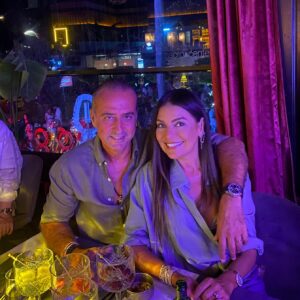 Binnaz Avcı Instagram - Çok şey…Bunca yıl ve çok şey…Senin için ilkokul çağlarında kalbine düşmüş bir şey…Benim için önce hoş bir tesadüf,sonra bir macera,sonra hayatımın en çok şeyi..Yıllar geçiyor,nasip oluyor bir sürü bayram,yılbaşı,doğum günleri,eksiklerle,eksikliklerimizle,düşe kalka,ama hep elele..Hayat bu bir sürü darbe,bir sürü hayal kırıklığı,bir sürü yanılma,bir sürü yanılsama,bir sürü gözyaşı,bir sürü kahkaha bir sürü neşeli an..Hep yan yana bazen bir kahkahanın,bazen bir gözyaşının ortasında bir anlığına göz göze kalmak ve hem dilinden hem kalbinden İYİ Kİ SEN demek..Bazen uzaktan bakmak sevgiline belki iki saat önce birbirinizi yemişken hemi böyle dişlerinizle 😄onu çok beğendiğini çok sevdiğini bir daha hissetmek kalbinin ta en derininde…Çok değişik anlarda ömrüm senin yanında son bulsunu duymak o duyguya tüm benliğinle katılmak..Dedim ya çok şey..hiç olmadığı kadar çok şey..Sevmenin gerçekten emek olduğunu,fedakarlık olduğunu,vazgeçememek olduğunu iliklerine kadar hissetmek,ve her sabah çok sevdiğini bilerek uyanmak..bir yaş daha alıyorsun sevgilim güzelliğinden hiç bir şey kaybetmeden,bir gün gelir nasip olur seninle 2 yaşlı ama sağlıklı insan olarak birbirimize bakarsak belki çizgilerimiz artacak ama ben sana baktığımda sana ait kalbinin “o yerinde ki” eşsiz güzelliği göreceğim..hayat sınamasın yormasın seni,yormasın ki kalbinde ki o yerin ışıltısı güzelliği tüm hayatını tüm kalbini kaplasın.Seni çok seviyorum doğum günün kutlu olsun 🥰❤️🧿💙 @m_m_acar