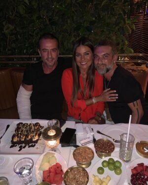 Binnaz Avcı Instagram - Hep böyle bir sarmaş dolaş @hakanakkaya en kötü günümde ya da en mutlu günümde hep sen,hayatımın güzel bir sayfasısın doğumgünün kutlu olsun🎂🙏❤️yolculuğumuz hep kalp kalbe olsun 
Seni seviyorum ❤️