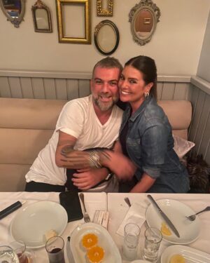 Binnaz Avcı Instagram - Hep böyle bir sarmaş dolaş @hakanakkaya en kötü günümde ya da en mutlu günümde hep sen,hayatımın güzel bir sayfasısın doğumgünün kutlu olsun🎂🙏❤️yolculuğumuz hep kalp kalbe olsun 
Seni seviyorum ❤️