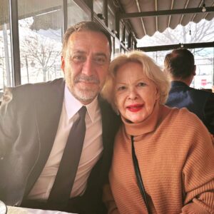 Binnaz Avcı Instagram - Sevgili Başkanımız,güzel dost @bbvolkanyilmaz bugün #fotoğrafçılıkveyeşilçamsergievi 'ni annem ve canım eşi @ezgiust la beraber ve halkın katılımıyla açtı 🙏🇹🇷❤️#silivri