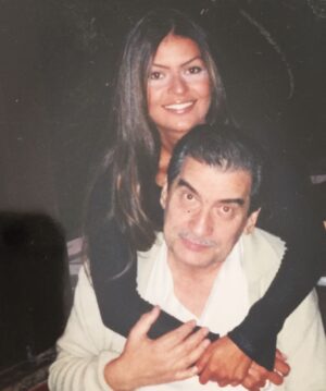 Binnaz Avcı Instagram - Ne güzel bir fotoğraf bu sana sarılmışım,sen elimi tutmuşsun her zaman ki gibi yarım bir gülümseme hiç sevmezdin ya fotoğraf çekilmeyi...
Benim gözlerimin içi gülüyor belli güzel zamanlardan bu fotoğraf 
SENİ ÇOK SEVİYORUM mekanın cennet olsun 🙏❤️