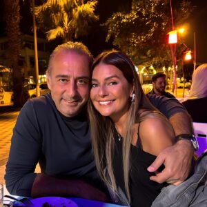 Binnaz Avcı Instagram - Yıllar geçiyor 🧿💙bizde saatler 7/24
Sevincimiz yan yana,kederimiz üzüntümüzde... en güzel kahkaları beraber attık seninle,en beterini gözyaşının...sınandık hastalıkta sağlıkta sözünle,belki bir acil odasında tartıştık ama sonunu kahkahaya bağladık "biz" işte hep bi başardık🧿🧿hayatın ne getireceği herkes için bir muamma...hatıralarımız ve "an"sadece sahip olduğumuz....Geçen yıllarımıza baktığımda gülümsüyorum... ve teşekkür ediyorum sabrımıza sevgimize...Bizim özel günümüz çok🙈bugün evlendiğimiz gün seninle @m_m_acar nicelerini görelim sağlıkla ve hep aşkla 💙🧿 #aşk