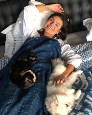 Binnaz Avcı Instagram - "Alt tarafı bir çiçek koklayıp, bir hayvan sahiplenip, birkaç insan tanıyıp, sevip gidecektik bu dünyadan. Nasıl kötü bir zamana denk geldi ömrümüz... Vicdansızların, sapıkların, katillerin, nefretin, cehaletin ortasına düştük!"