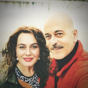 Binnaz Ekren Instagram - Huzurla uyu benim
 "Kocaman Bebeğim"
Yan yan gülerdin sana böyle söykedigimde. 
İki yıl ..
Kimileri sana gitti diyorlar
Gözlerimiz birbirne  değdiği o ilk anda,  birbirinin içine yerleşen ,tek olan ve istisnasız yek atan o yürek, nasıl durur öyle apansız?
O halde ben nasıl hala buradayım? 
İki yıl ..
Hala yarı şaşkın, ayaklarım biraz yerde, 
biraz seninle oralarda
bunu düşünüyorum. 
Sonra gelip tutuyorsun ellerimden;
Konuşurken nasıl geçtiğini anlamadığımız nice zamanlar gibi sanki.
Timeous' u aralayıp
 Atlantis' e karışıyoruz
Bir miktar kibir dünyadan getirdigim ve henüz yanağımda kurumamış gözyaşı.
Yine tam zamanında bir bas parmağı mudahelesi ile elin yaşıma, yaşım eline, sen bana karışıyorsun.

Bilirsin şefkat böyle bir şeydir.

Sadece senin ve benim kesfettiğimiz seyyareleri izliyoruz bize ayrılmış loca kıvamında bir bulutun üzerinden. 
Saclarımı okşuyorsun. Açsana dediğin saçlarımı.
"Hep topluyorsun  açsana."
Açıyorum.
Saçlarımın arasına kayboluyoruz.
Sarmaş dolaş gidiyoruz saclarımın arasından çocukluk rüyalarımıza. Öperken fısıldıyorum kulagına
"Sevgilim... Biz hiç bu kadar özgür olmamıstık"

Beni bekle.
Bino'n
25.06.2024
Bu arada biliyorum belki çok geç ama Ada artık 15 yaşında
