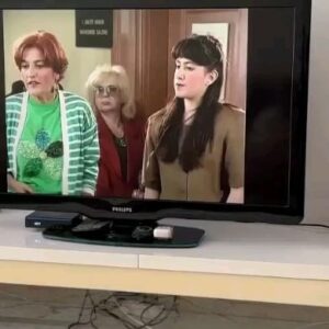 Birgül Ulusoy Instagram - Değerli hocam Kemal Sunal ile aynı karede olmanın ve derslerinde anlatıklarını dinlemenin ve yukarıda ki dizinin setinde kameranın üzerinden kimselere çaktırmadan bana usulca reji verişini anılarımın en güzel yerinde tutuyorum.Genç bir oyuncu adayına çok şeyler öğrettiniz.Nurlu bahçelerde dolaşın tüm ustalarım🥀  #kemalsunal #dizi