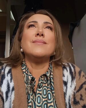 Birgül Ulusoy Instagram - O kadraja kaç hikaye sığdırdım 35 yıldır bir ben bir Allah bilir..Tatlı bir hikayenin Nurgül"ü olabilmek varmış şimdide💫  @bambaskabiridizi @foxturkiye