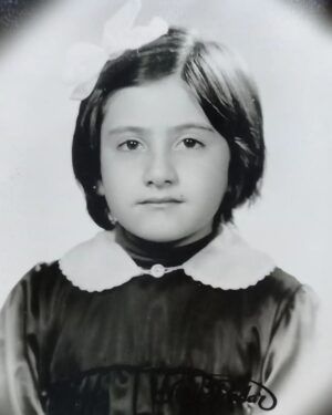 Birgül Ulusoy Instagram - 15 Eylül 1978 
Rahmetli anamın elyazısı ile..
Siyah önlüğümün kumaşını Sümerbank"dan almıştı anam dün gibi hatırlarım.Parlak bir kumaştı.Çok sevmiştim.Biraz da büyük dikmişti seneyede giyerim diye.Kendi makinesinde iki günde dikip giydirdi üzerime.Yakam kolalıydı.Kafamdaki kurdelayı kendi elleri ile katlayıp dikmişti.Ben herşeyi ile anamın ayak izleriyim.Giderek ona daha çok benziyorum.Kime benzeyecektim ki.... foto:Radar📸