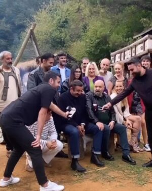Birgül Ulusoy Instagram - Arap Kadri ve Tarzan 🎬 
Basın toplantısından bazı #anlar #sinema #rol #ekip