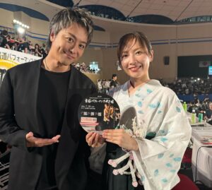 Bisen Aoyagi Instagram - 第17回書道パフォーマンス甲子園

EXILEのTAKAHIROさんがサプライズゲスト・特別審査員として参加してくださいました😊
@exiletakahiro_official 
時には涙しながらご覧いただき、心より感謝申し上げます🙏

第17回書道パフォーマンス甲子園
優勝 文部科学大臣賞  鳥取城北高等学校
準優勝  愛媛県知事賞  水戸葵陵高等学校
第三位  長野県松本蟻ヶ崎高等学校
TAKAHIRO賞  本庄東高等学校
審査員特別賞  福岡県立八幡中央高等学校
紫舟賞  仙台育英学園高等学校
南海放送オーディエンス賞  愛知県立愛知商業高等学校
青柳美扇賞  兵庫県立須磨東高等学校

参加校　109校
本戦出場校　23校（内復興応援枠2校）

7月28日に愛媛県四国中央市で開催された「書道パフォーマンス甲子園」。
全国から109校の応募があり、予選を勝ち抜いた23校が参加し、頂点を目指して熱い戦いを繰り広げました。
6分間のパフォーマンスに込められた高校生選手たちの等身大の思い。
（↑南海放送にて、8/31迄アーカイブ配信中です！）

アンバサダーとして3年目になりましたが、毎年本当に勉強させていただいてます🙇
来年の関西万博に向けてまた走っていきます💨

#書道パフォーマンス甲子園
@shodoperformance.jp 
#書道パフォーマンス
#甲子園　#書道　#大会　#EXILE #takahiro
