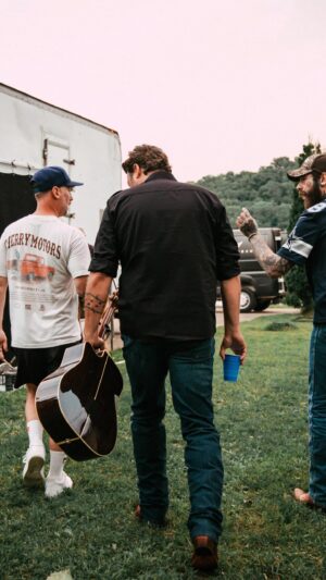 Blake Shelton Instagram - A little BTS from the "Pour Me A Drink" official video with @postmalone..