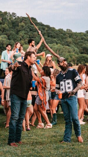 Blake Shelton Instagram - Y'all know how it goes 🍻 @postmalone 

#countrymusic #pourmeadrink