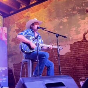 Blake Shelton Instagram - Popped by to see what my friends @olered Tish were up to today..