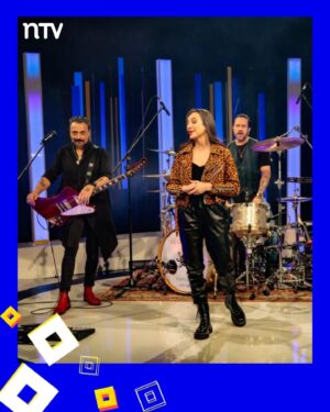 Blanca Lewin Instagram - ¡Aplausos para este gran episodio de Hora 25! 🎉 Donde disfrutamos de la música de la emblemática banda Lucybell en Hora 25 📺🎶

Además, nos deleitamos con la entretenida columna de teatro y artes escénicas junto a @yashirazhizmeri, quien nos trajo el fascinante mundo de las máscaras. Mientras tanto, @gonzalo_planet nos llevó a un gran encuentro con un músico histórico de Inti Illimani.

📸 Fotos: @barbaragoncas

📌 Recuerda #Hora25NTV con @blancalewin, los miércoles a la medianoche por @ntvchile, y el sábado por @tvn después de Best Seller.

#Hora25TVN #BlancaLewin #Música #Cultura #Teatro #Literatura #Entretenimiento #Cine #TelevisiónChilena