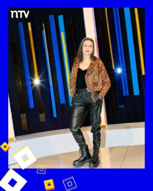 Blanca Lewin Instagram - ¡Aplausos para este gran episodio de Hora 25! 🎉 Donde disfrutamos de la música de la emblemática banda Lucybell en Hora 25 📺🎶

Además, nos deleitamos con la entretenida columna de teatro y artes escénicas junto a @yashirazhizmeri, quien nos trajo el fascinante mundo de las máscaras. Mientras tanto, @gonzalo_planet nos llevó a un gran encuentro con un músico histórico de Inti Illimani.

📸 Fotos: @barbaragoncas

📌 Recuerda #Hora25NTV con @blancalewin, los miércoles a la medianoche por @ntvchile, y el sábado por @tvn después de Best Seller.

#Hora25TVN #BlancaLewin #Música #Cultura #Teatro #Literatura #Entretenimiento #Cine #TelevisiónChilena